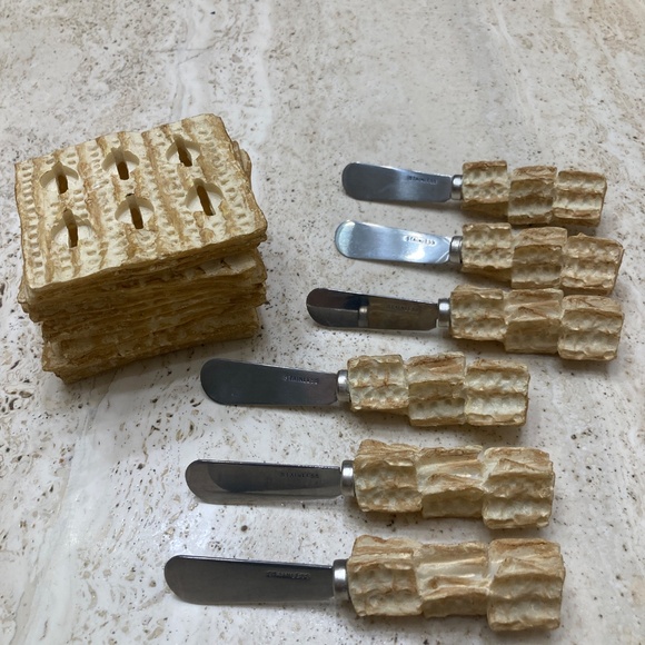 Designer Davida Set 6 Matzah Handle Knife Spreaders with Matzah Holder Stand - Picture 3 of 4